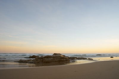 The brown rock that forms on the coast during the day
